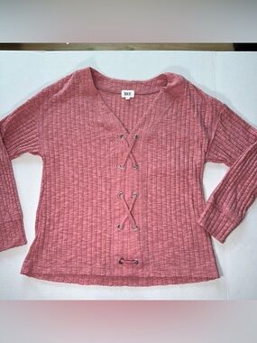BKE Buckle Women’s Mauve V Neck Ribbed Knit Sweater With Lace Up Detail